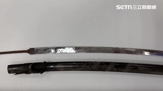 現場不只搜出多把長槍，甚至還有鋒利武士刀
