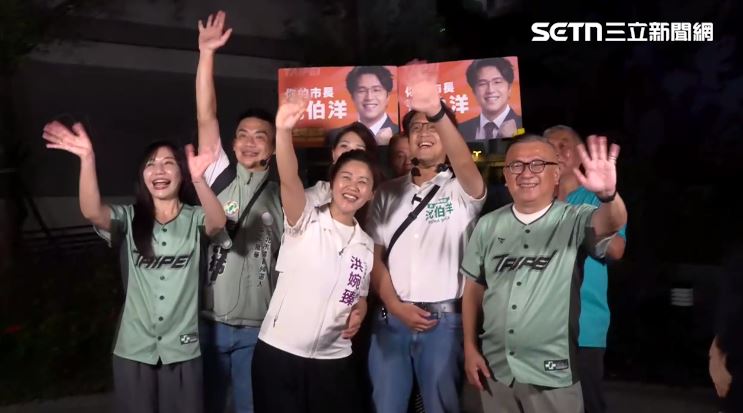 沈伯洋與民進黨團隊與民眾揮手。（圖／翻攝畫面）