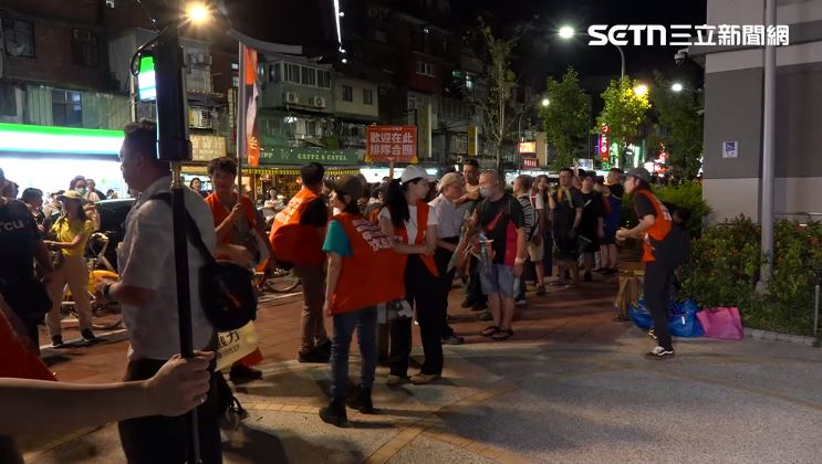 沈伯洋還沒到場，南機場夜市外就已經有許多民眾排隊，等待合照。（圖／翻攝畫面）