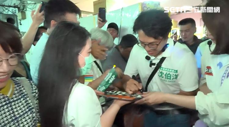 男子假裝合照沈伯洋「喊8字挑釁」鬧場！