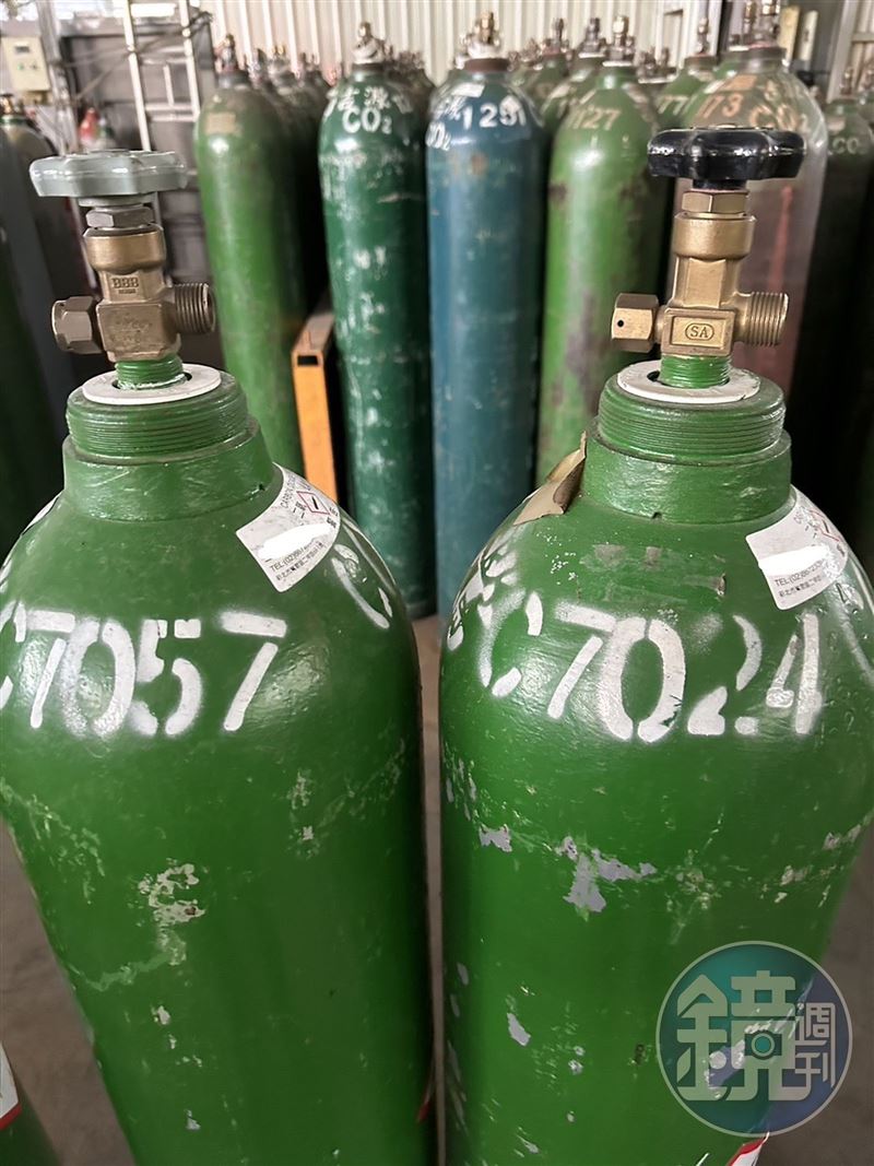 台中檢調偵破非法業者以工業氣體假冒醫用氧及食用二氧化碳,出售給醫院等單位。(中檢提供)