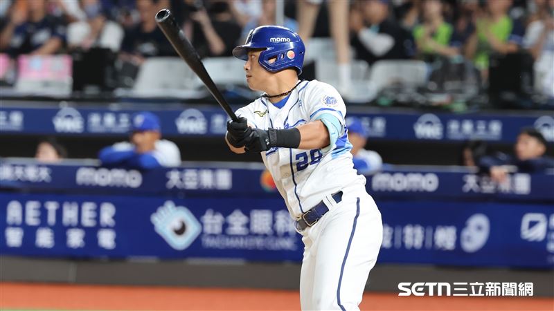 富邦悍將申皓瑋敲出安打送回范國宸。(圖/記者劉彥池攝影)