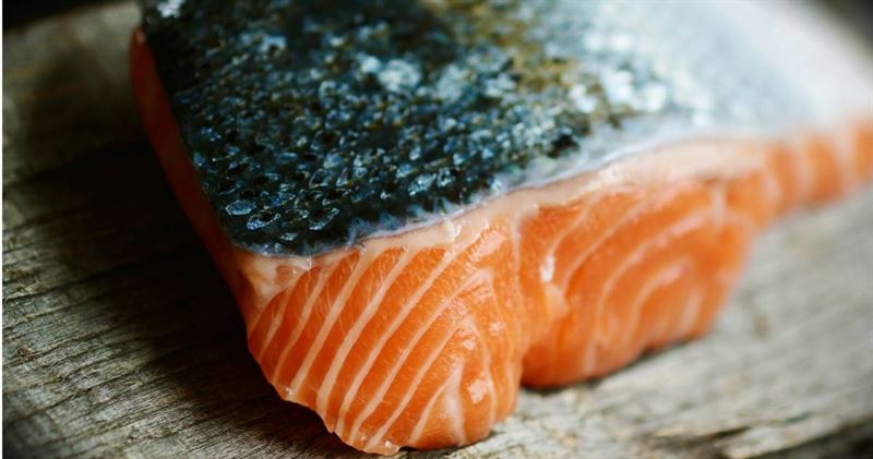 有專家指出,想要完整保留鮭魚營養,理想的方式是採用「清蒸」、「水煮」或「紙包加熱」。(示意圖/Pixabay)