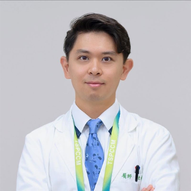 醫師杜承哲指出,該計畫上限僅25名,核心問題在於「名額稀缺」,即便不領補助,佔用名額仍導致備取生喪失機會。(圖/翻攝自杜承哲醫師臉書)