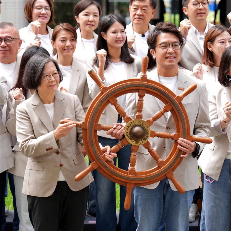 蔡英文送船舵給沈伯洋,並期許他能將台北帶往對的方向。(圖/翻攝自蔡英文臉書)