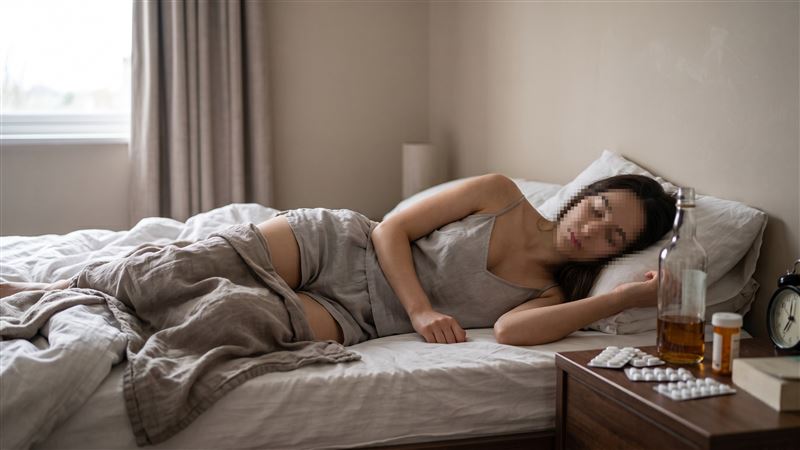 丈夫對妻子下藥、性虐長達20多年,甚至還邀約,其餘12名同夥一同犯案。(示意圖/AI製圖)