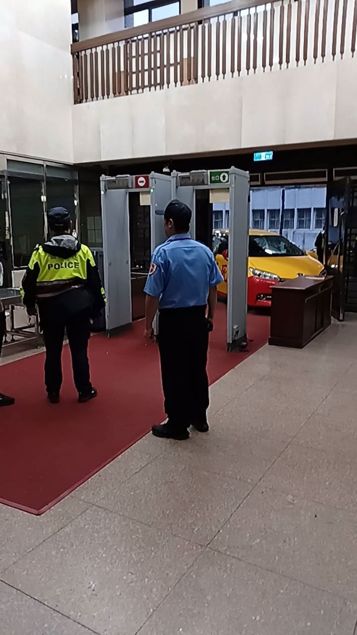 肇事的邵姓駕駛被警方逮捕。(圖/讀者提供)