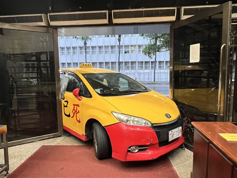 台北地檢署大門今天(3日)清晨,遭一輛計程車衝撞。(圖/讀者提供)