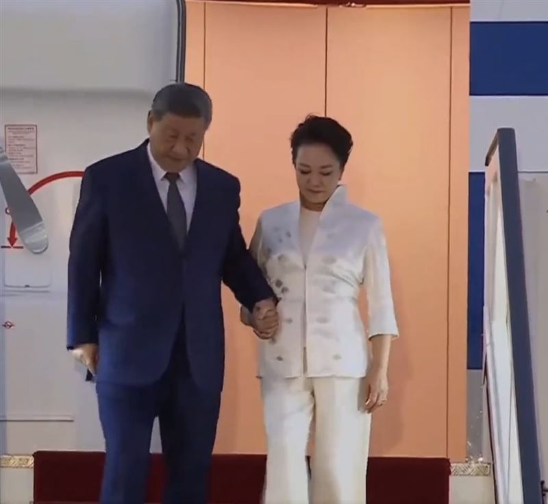 習近平被發現下機靠彭麗媛攙扶,引發對其健康狀況揣測。(圖/X平台@SoundOfHope_SOH)
