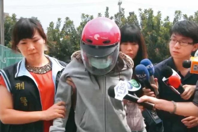 黃女(中)落網後供稱,呂男才是縱火案的策劃者。(圖/翻攝蘋果新聞網)