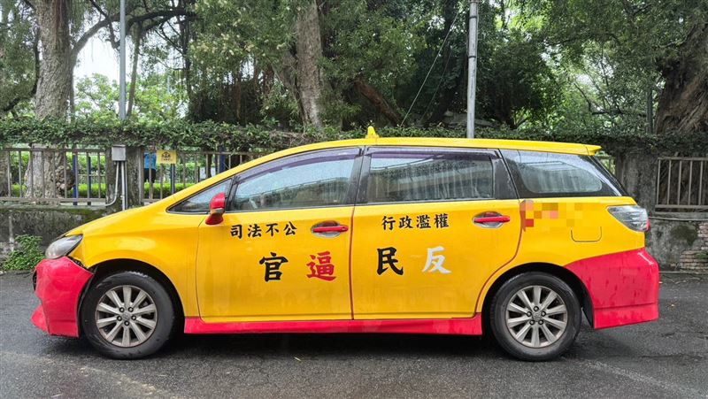 邵男駕駛計程車衝撞北檢大門。(圖/翻攝畫面)