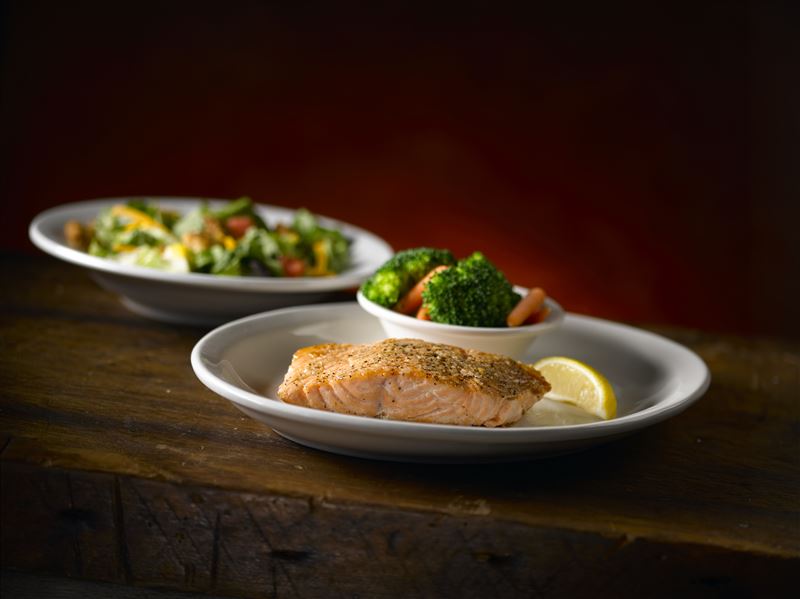 Texas Roadhouse「嫩烤鮭魚排」能嚐到濃厚檸檬胡椒奶油香氣。(圖/開展餐飲集團提供)