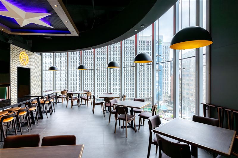 Texas Roadhouse大巨蛋店為全球首座「3.0 Urban Style」都會店型。(圖/開展餐飲集團提供)