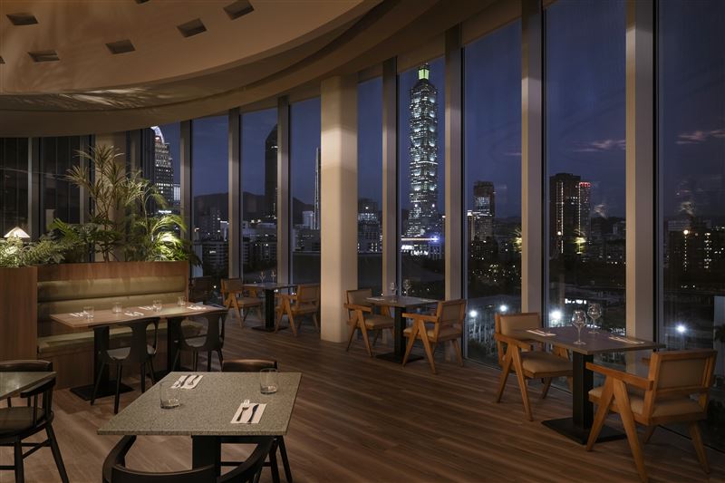 SALT&STONE邊用餐、邊欣賞台北絕美夜景。(圖/開展餐飲集團提供)