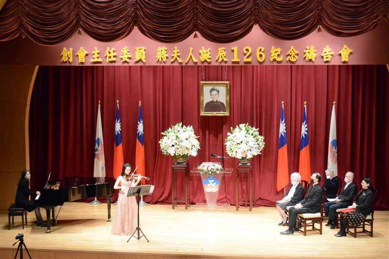 蔣得聆擅長拉小提琴,2023年曾為紀念婦女聯合會創辦人蔣宋美齡逝世20週年,於婦聯會在美齡樓舉行追思禮拜,與愛樂管絃樂團同台演奏。(圖/翻攝自婦聯會官網)