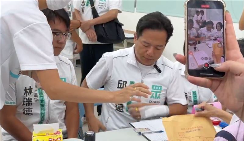 邱臣遠今（3日）上午9點前往選務中心登記參選。（圖／翻攝畫面）