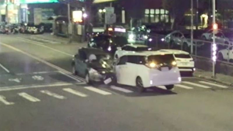 Tiguan休旅車逆向行駛猛撞Alphard瞬間。(圖/翻攝畫面)