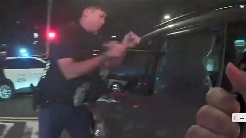 警方破窗準備救出鄒男。(圖/翻攝畫面)