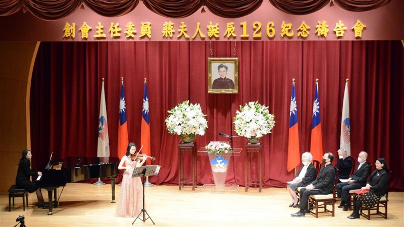 蔣萬安兒赴美惹議！蔣家第5代的她舊照曝