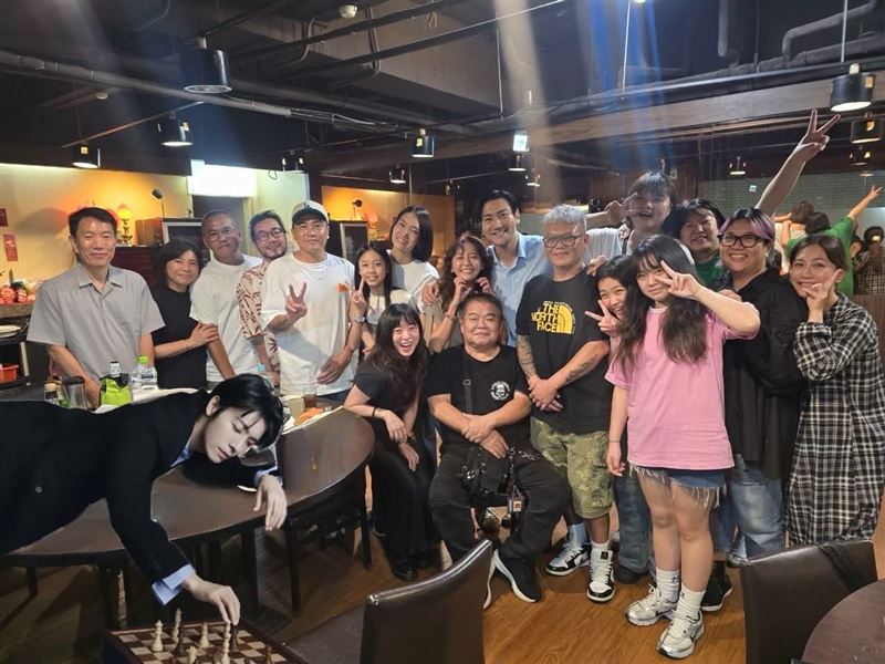 崔始源卻特別將一張東海下棋的照片去背,P進大合照裡。(圖/翻攝自Threads @siwonchoi)