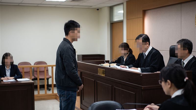 役齡男子出境中國滯留海外逾期未歸,拒絕接受徵兵處理被依法送辦,還被通緝,回國審理時,又具狀想前往美國就學計畫,請求給予緩刑,被法院拒絕。(示意圖/AI製圖)
