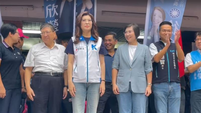 國民黨主席鄭麗文今(3日)陪徐欣瑩登記新竹縣長選舉,但卻口誤喊出「藍白對決」。(圖/翻攝畫面)
