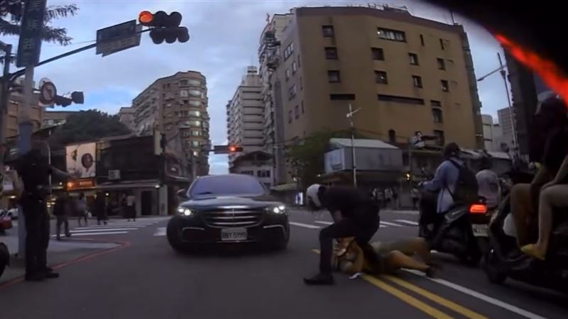 板橋婦人違規右轉遭逮　衝馬路遭警壓制