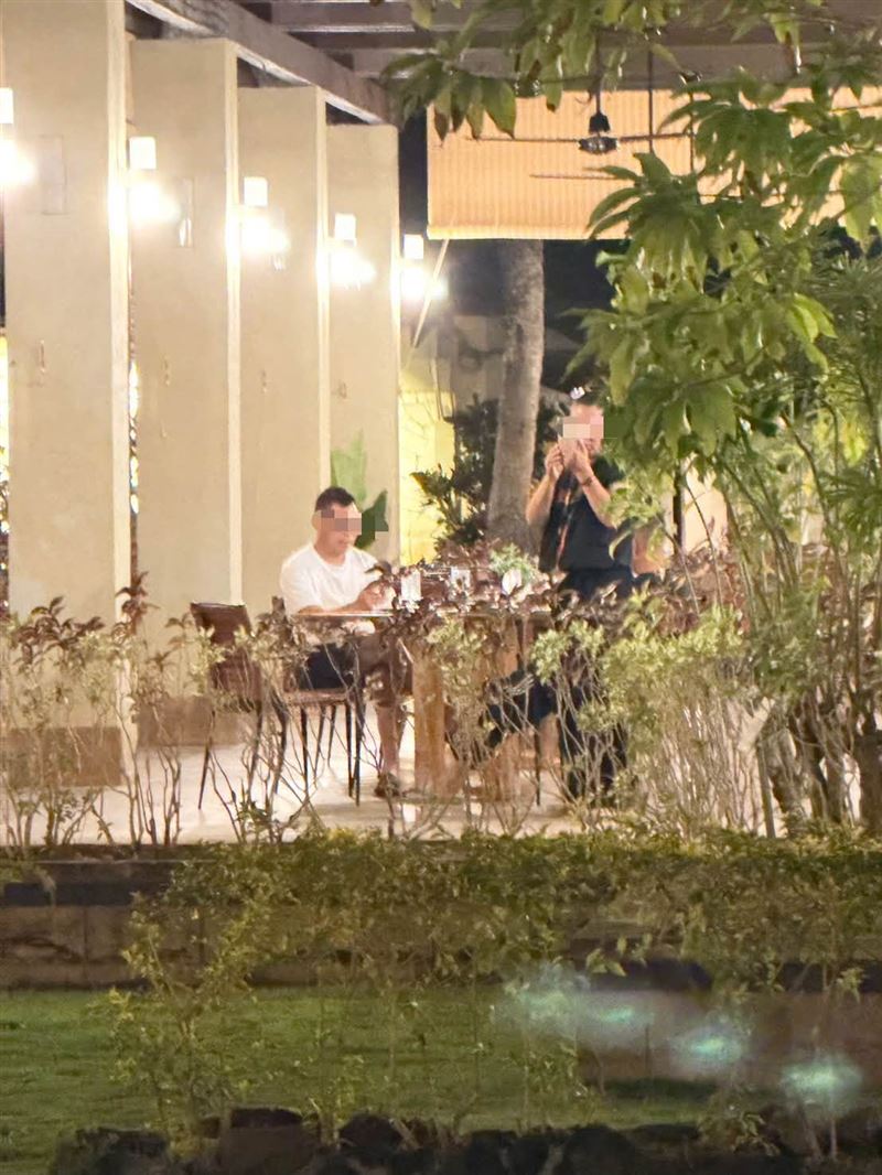 台灣與帛琉共同舉辦「台灣之夜」，場邊卻出現操著中國口音的不明人士拍照記錄（圖／翻攝自國際青年大使協會臉書）