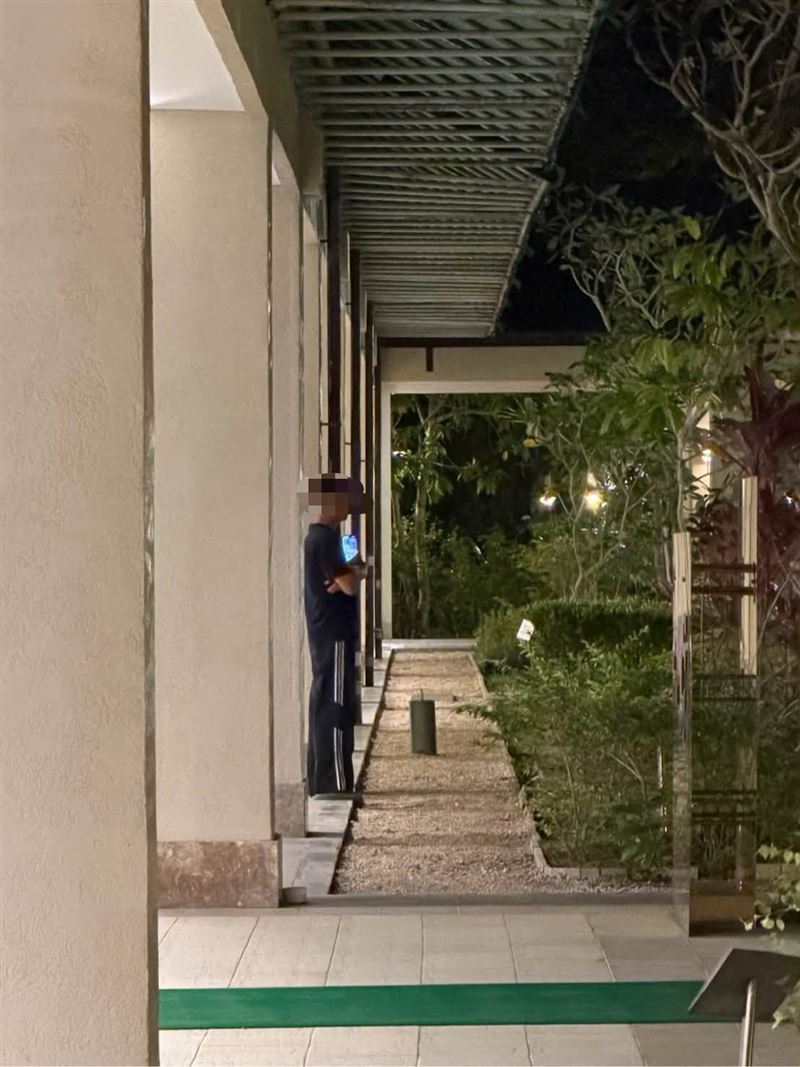 台灣與帛琉共同舉辦「台灣之夜」，場邊卻出現操著中國口音的不明人士拍照記錄（圖／翻攝自國際青年大使協會臉書）