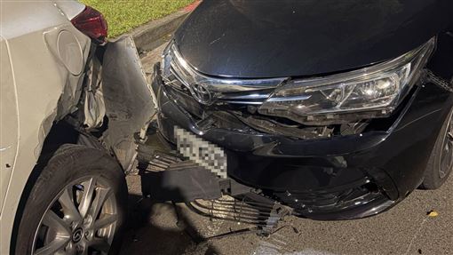北流旁失控撞臨停車慘況曝！駕駛丟車急逃