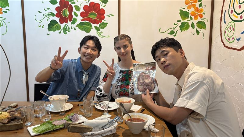 佳娜上蔡昌憲(左)、黃迪揚節目。(圖/三立提供)