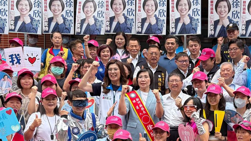 陪徐欣瑩登記參選　鄭麗文脫口：藍白對決