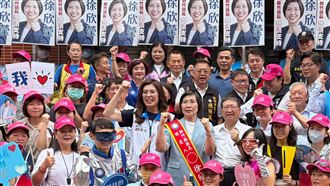 陪徐欣瑩登記參選　鄭麗文脫口：藍白對決