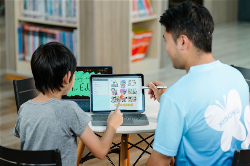 西松國小師生透過Logitech羅技科技工具展開課堂互動,讓學生的打字習慣與創作自然融入學習,奠定數位表達能力。(圖/品牌業者提供)