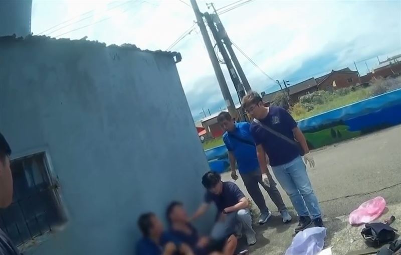 專案小組前往台中市大甲區逮捕43歲李姓男子、19歲陳姓男子。(圖/翻攝畫面)