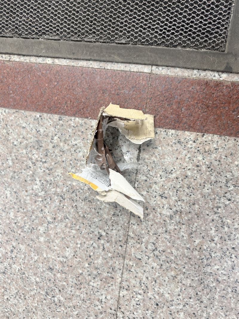 兩名嫌犯朝茶行丟擲汽油彈攻擊,約10分鐘後攻擊附近另一家銀樓。(圖/翻攝畫面)