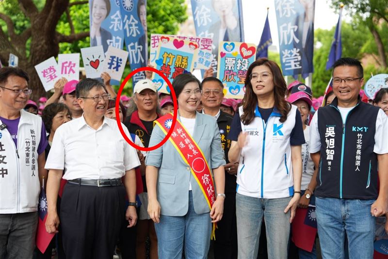 鄭麗文陪徐欣瑩登記參選,不過有性騷擾前科並遭判有期徒刑四個月的無黨籍議員參選人林世偉,也出現在兩人身後。(圖/徐欣瑩辦公室提供)