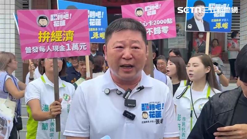 花蓮縣議會議長張峻,前往縣選委會登記參選縣長 。(圖/翻攝畫面)