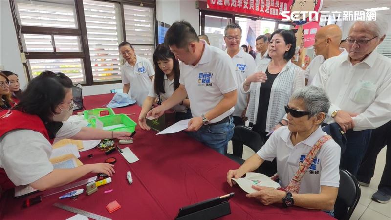 花蓮縣議會議長張峻,前往縣選委會登記參選縣長,「葉霸老師」陪同 。(圖/翻攝畫面)