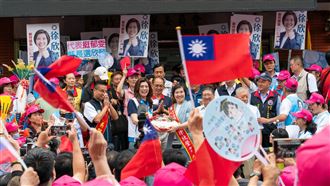 鄭麗文站台徐欣瑩！背後站有性騷爭議的他