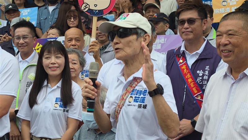 花蓮縣議會議長張峻,前往縣選委會登記參選縣長 ,「葉霸老師」現身力挺。(圖/翻攝畫面)