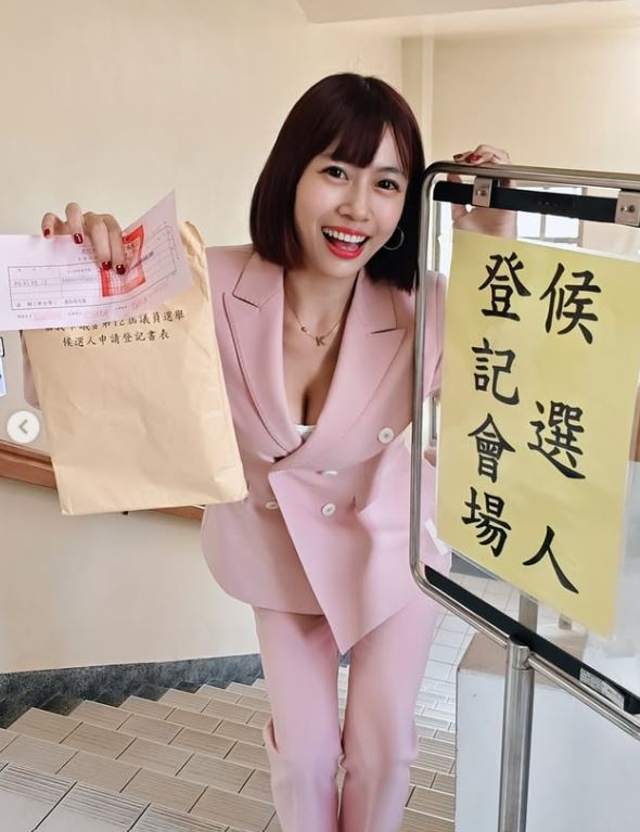 美食網紅「柯莉絲汀」在昨天(2日)完成登記。(圖/翻攝自柯莉絲汀IG)