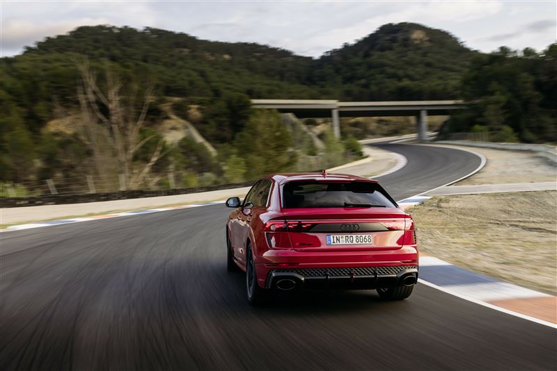 奧迪RS Q8 performance曾以7分36.698秒跑完紐柏林北環，寫下量產SUV最速紀錄。（圖／Audi提供）