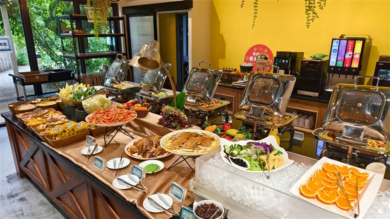 晚餐時段提供火鍋及半自助餐檯餐點,9月25日至9月26日連續兩日則升級為「BBQ烤肉串饗宴」,讓旅人能體驗過節氣氛。(圖/飯店旅宿業者提供)