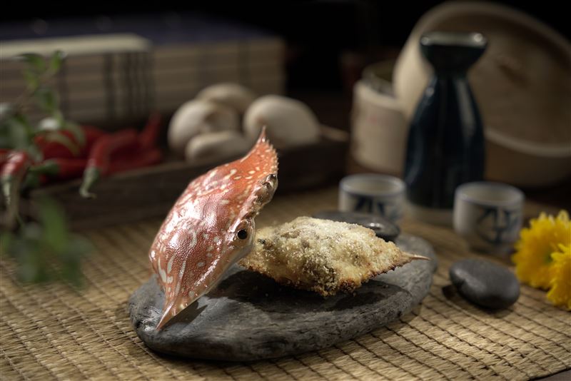「古法焗蟹蓋」嚴選肥美沙公,細拆鮮嫩蟹肉,拌入洋蔥、培根與蘑菇釀回蟹蓋,覆上麵包粉焗烤至金黃酥香。(圖/飯店旅宿業者提供)