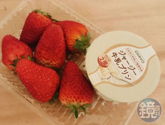 OHAYOジャージー牛乳プリン加草莓也是超級速配喔。(圖/鏡週刊)