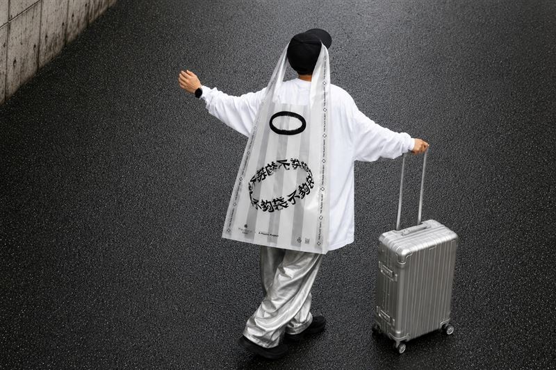 南港老爺行旅從「帶不夠、袋不夠」的旅行情境出發,讓再生塑膠化身旅途中方便攜帶與收納的旅行好物。(圖/飯店旅宿業者提供)