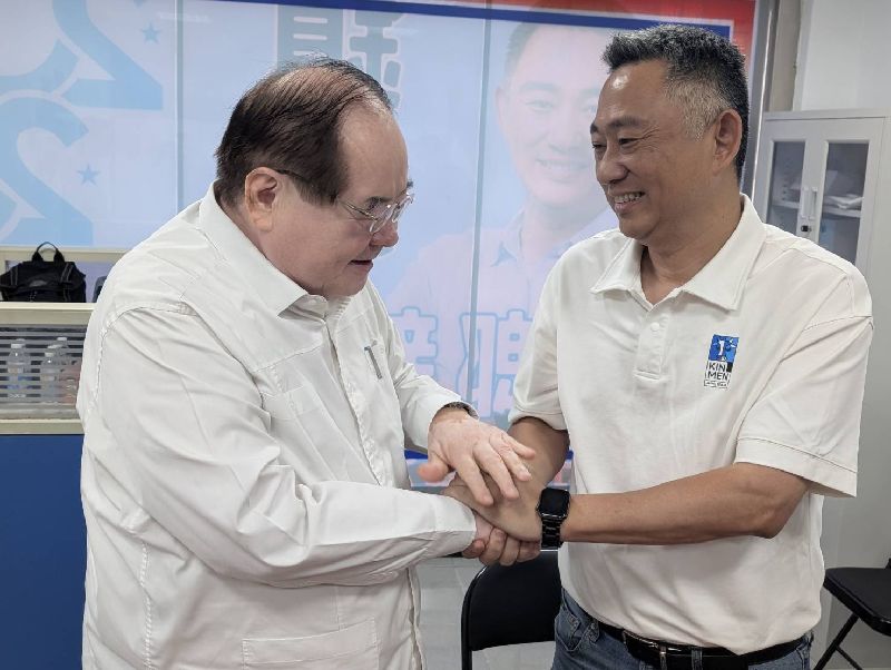 國民黨籍前金門縣長楊鎮浯(右)3日表示,不參選2026年縣長選舉;國民黨副主席李乾龍(左)說,楊鎮浯在國民黨中非常優秀,「不管以後在任何的角色裡面,我想國民黨2028年重返執政以後,鎮浯一定有非常重要的角色可以來扮演」。(圖/中央社)