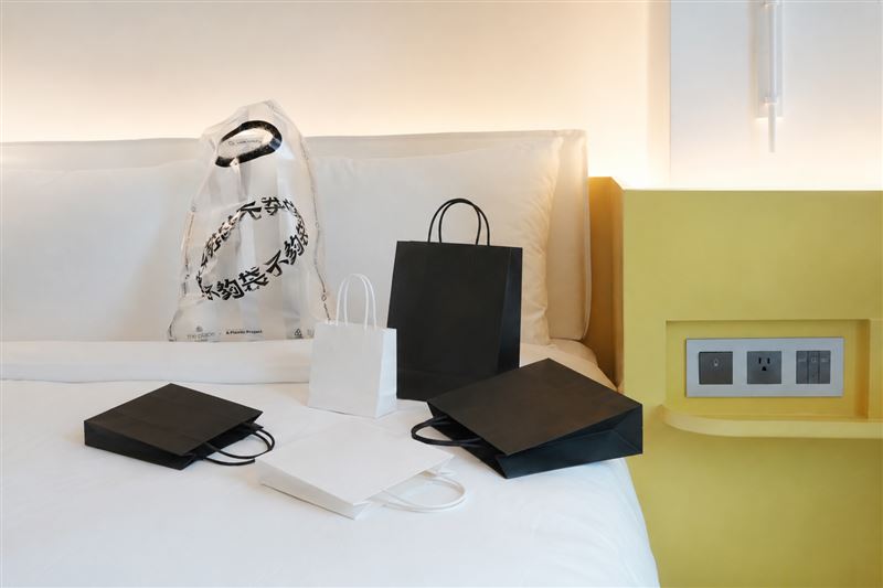 南港老爺行旅攜手塑膠循環品牌 A Plastic Project,推出「袋不 GO」住房專案,將館內回收塑膠轉化為實用旅行好物。(圖/飯店旅宿業者提供)