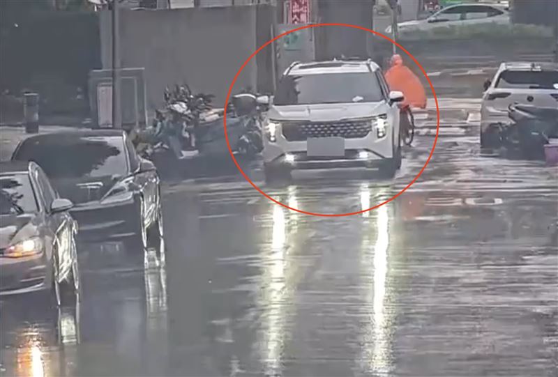 台北市大安區今(3日)上午一輛小客車不慎和超長載運鐵架的機車發生碰撞。(圖/翻攝畫面)